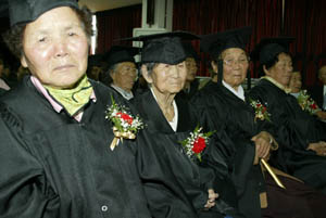 남해 할머니들의 특별한 졸업식