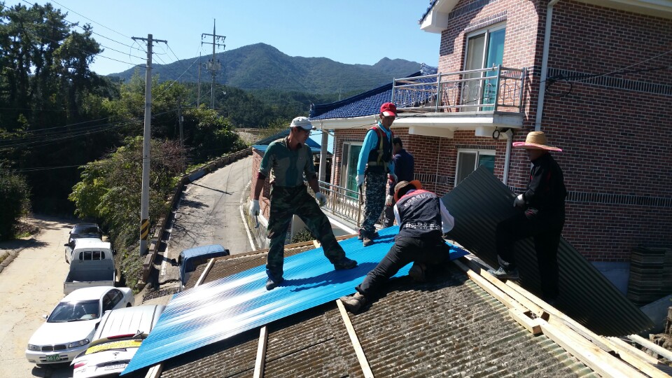한국자유총연맹 남해군지회, 독거 어르신 위한 지붕개량 봉사활동