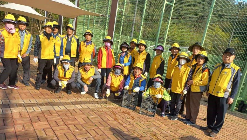 남해읍 봉강노인자원봉사단, 꽃심기 봉사활동