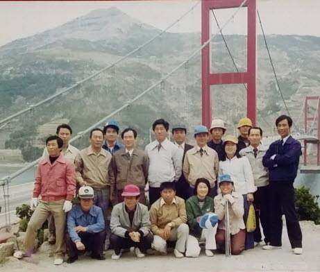 여재을님의 45년전 남해군교육청 직원들과의 단체 사진