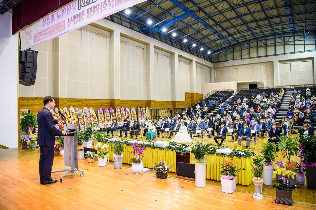 제15대 남해문화원장 취임식 및 23기 문화학교 개강식에서 축사를 하고 있는 장충남남해군수2