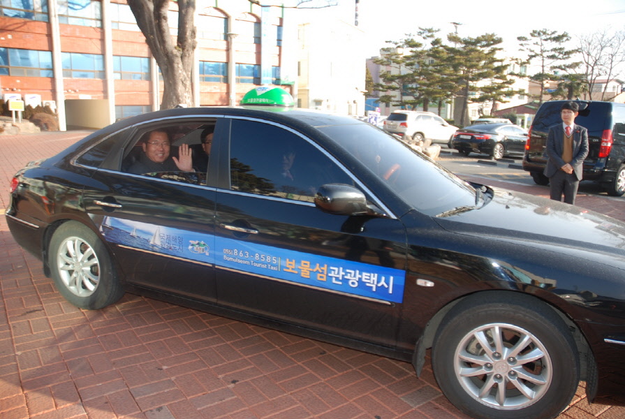정현태 남해군수가 군민과의 대화 참석을 위해 택시 승차를 하고 있다.