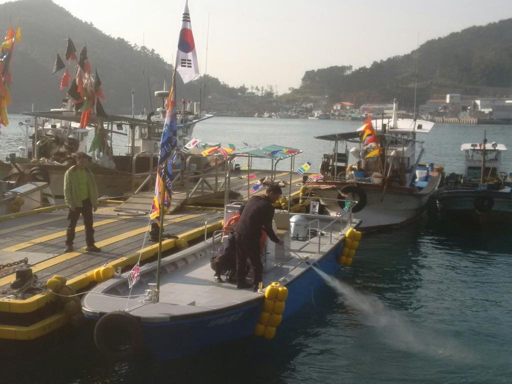 남해군, 부유쓰레기 청소용 선박 ‘남해클린호’진수