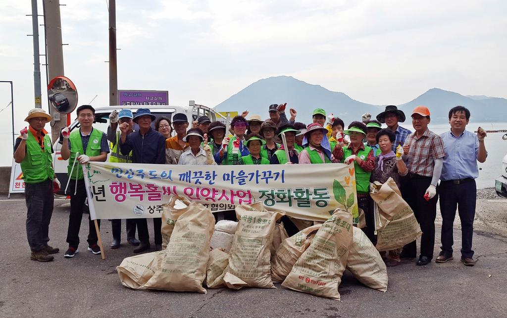 지난 7일 남해군 상주면 자연보호협의회 회원들이 벽련마을 해안변 정화활동을 펼치고 있다.