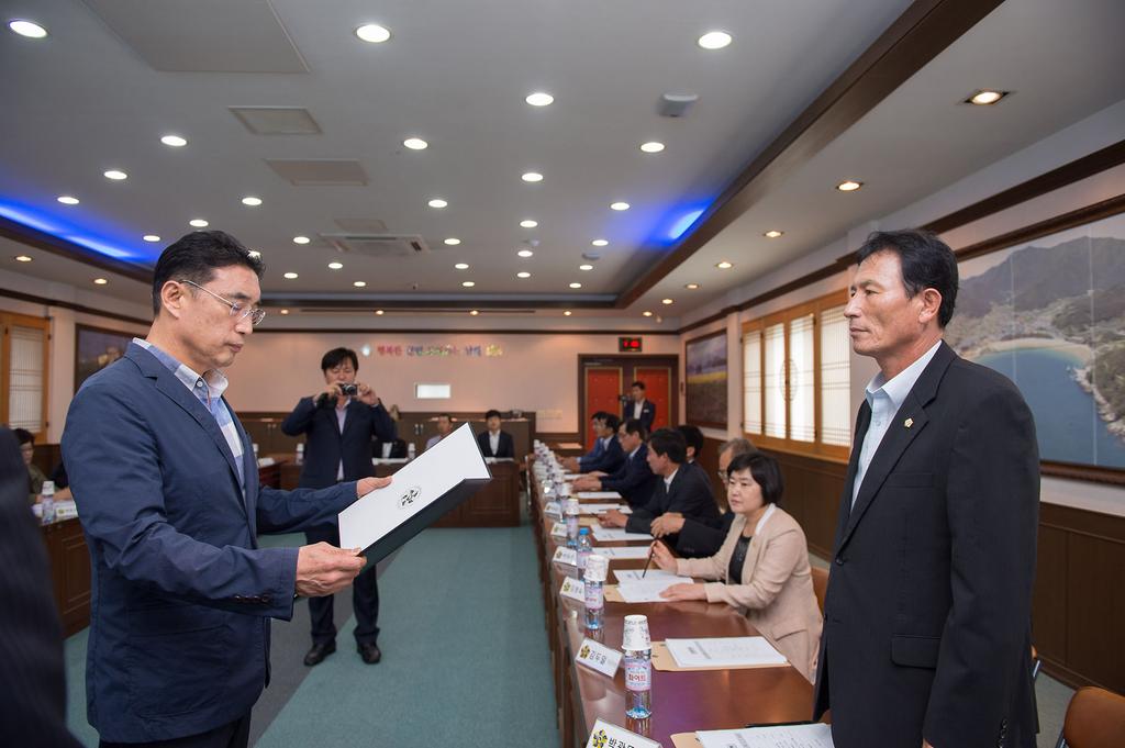 민주평통 3/4분기 정기회의에 참석,박광동 남해의회의장에게 위촉장을 전달하고 있는 박영일남해군수
