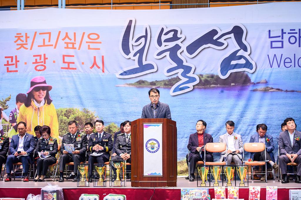  남해군자율방범연합회 한마음체육대회에서 축사를 하고 있는 장충남 남해군수