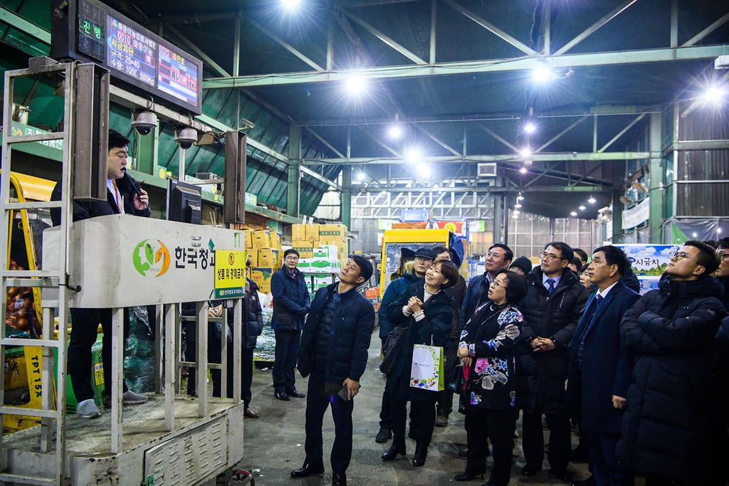 서울 가락시장 시금치 경매현장 방문, 시금치 경매 모습을 지켜보고 있는 장충남남해군수와 관계자들