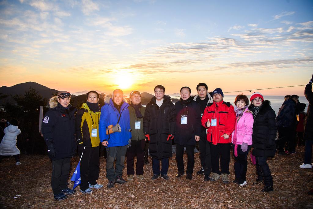 남해군 상주 망산 해돋이 행사에서 관광객들과 기념촬영
