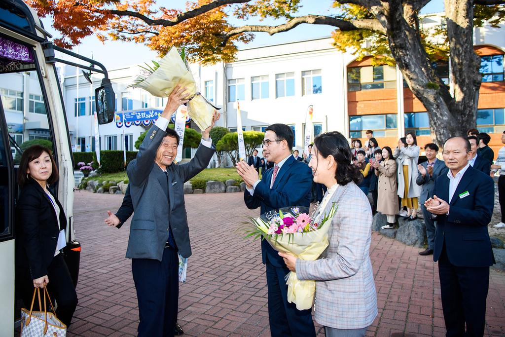 국제자매도시 아와지시마 남해방문을 축하하는 모습