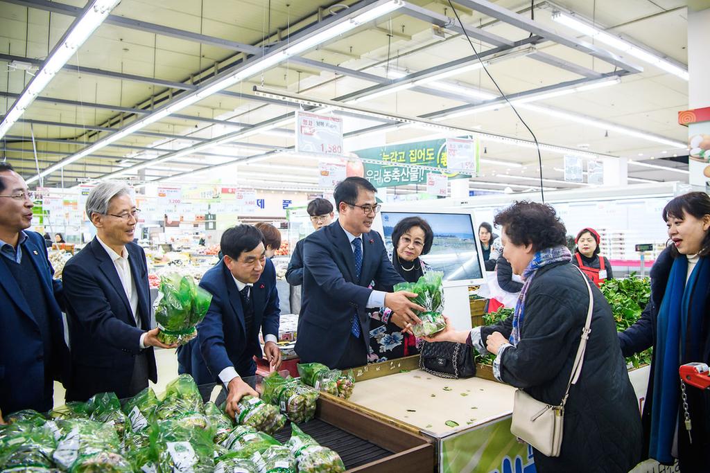 서울 양재 농협하나로클럽 시금치특판전에서 시금치를 판매하고 있는 장충남남해군수