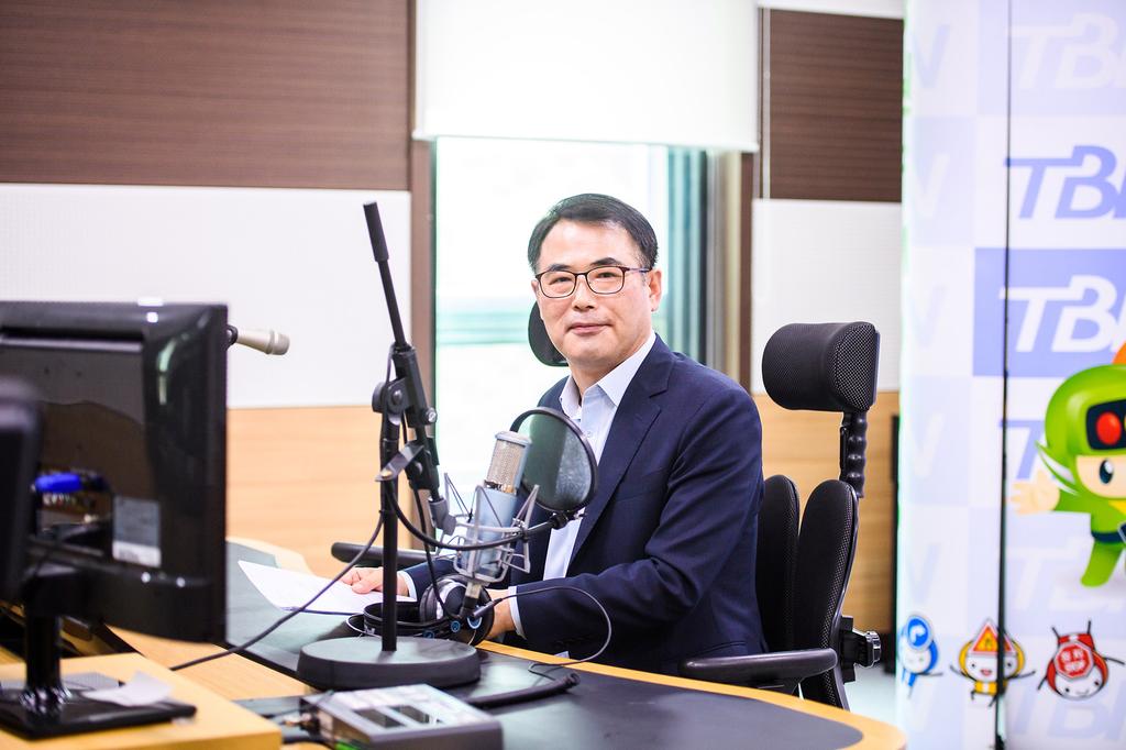 창원에 위치한 TBN경남교통방송에서 인터뷰 녹음을 진행한 장충남남해군수 