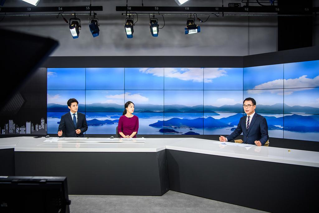 MBC경남에서 '뉴스투데이' 방송 인터뷰 촬영을 생방송으로 진행중인 장충남남해군수