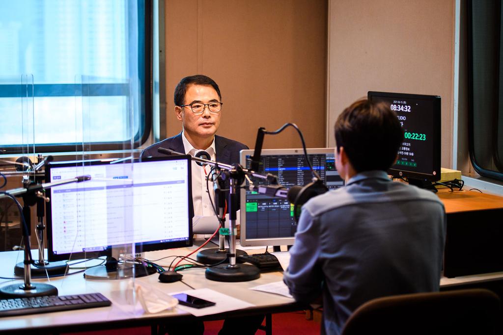 MBC경남에서 '좋은아침'라디오에 출연, 방송하고 있는 장충남남해군수2