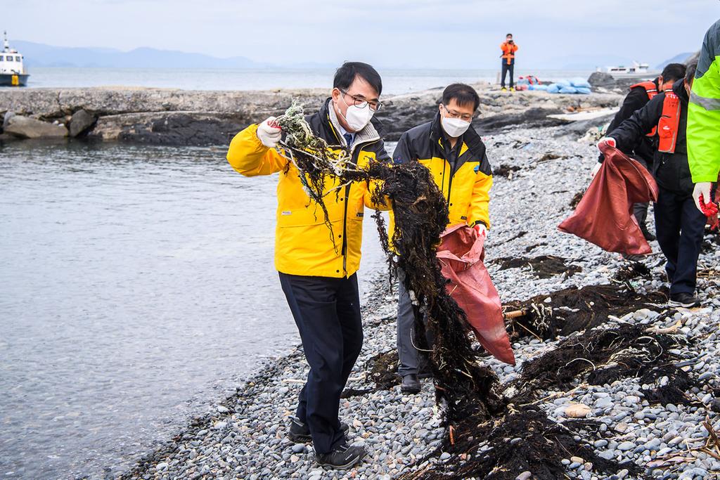 갈도 지킴이 어업인지원 및 대청소행사에 참석, 해안쓰레기를 치우고 있는 장충남남해군수