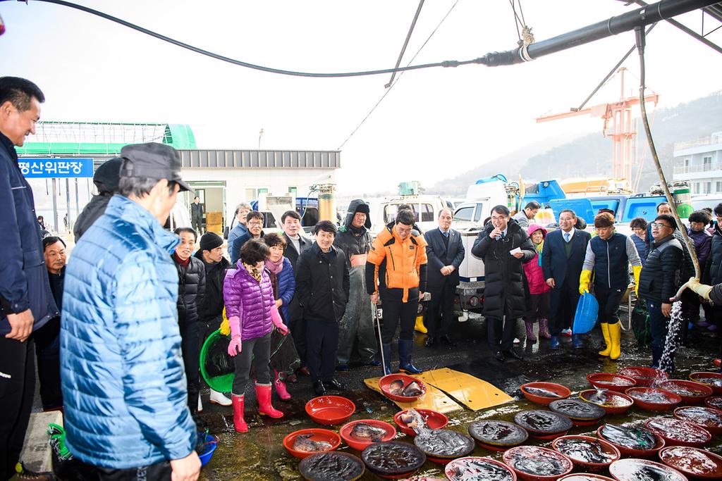 남면 평산 수협 초매식에 참석한 장충남 남해군수2
