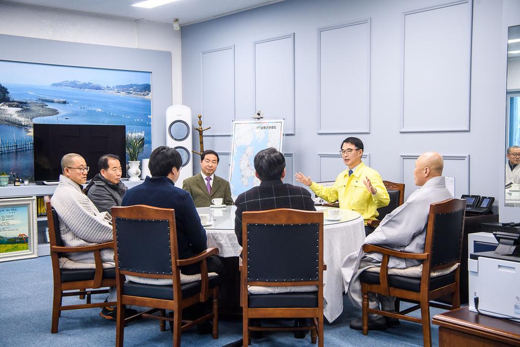 코로나19 대응 남해종교시설 지도자 감담회가 남해 군수실에서 열렸다2