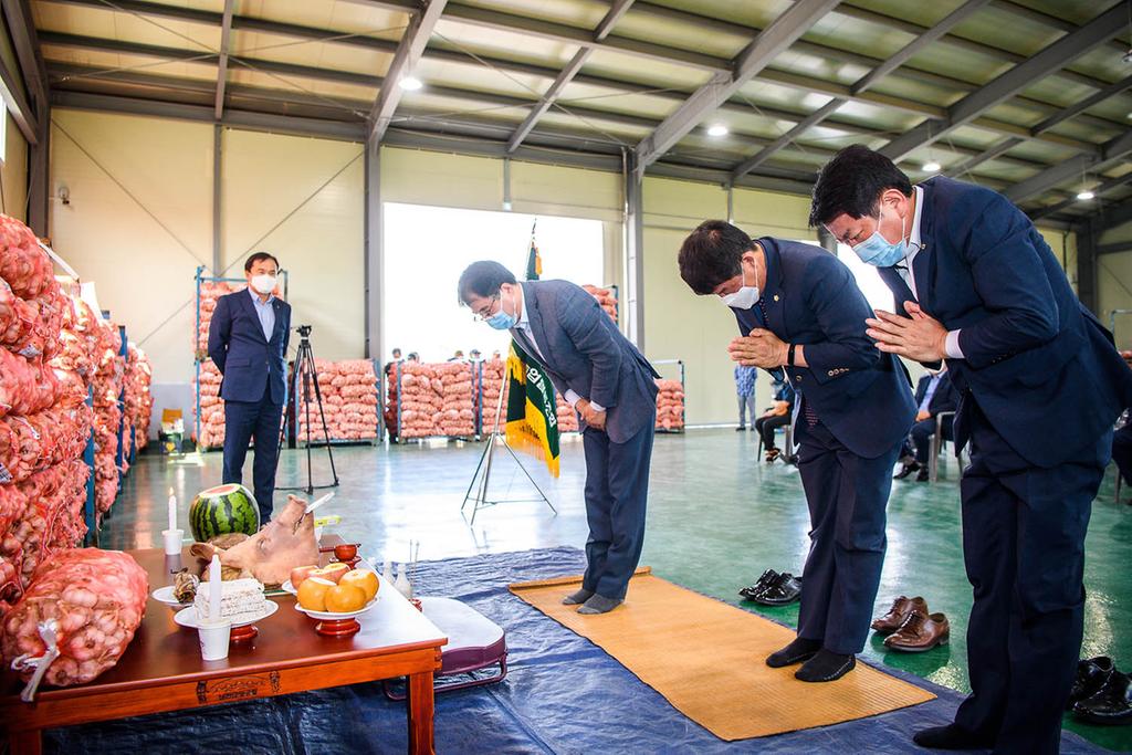 남해마늘 초매식에서 기원제를 하고 있는 장충남 남해군수와 남해군의회의장 그리고 농협조합장