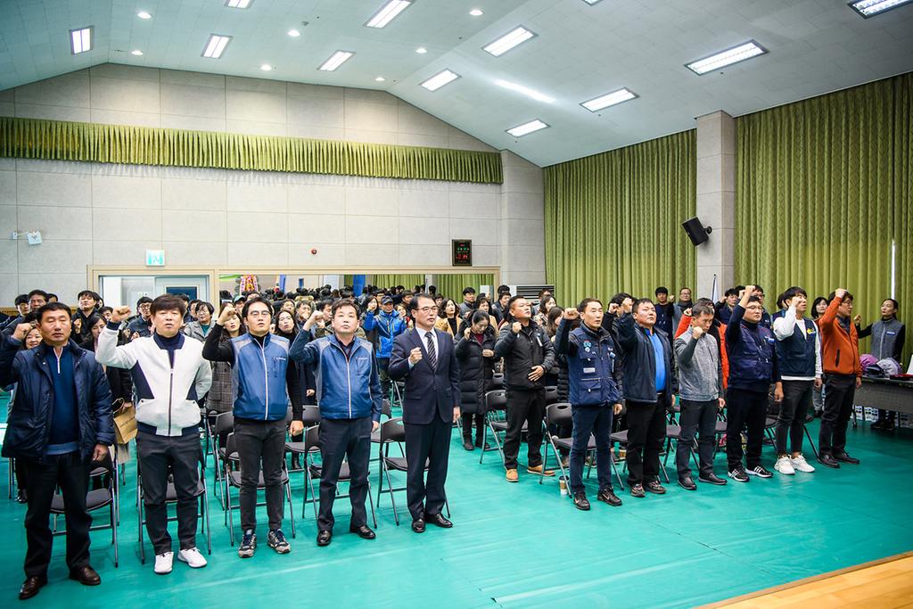공무직지회 지회장 이취임식 및 총회에 참석한 장충남 남해군수
