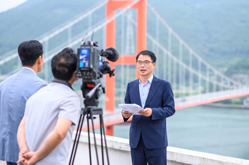 남해각에서 MBC 인터뷰 촬영을 하고 있는 장충남 남해군수