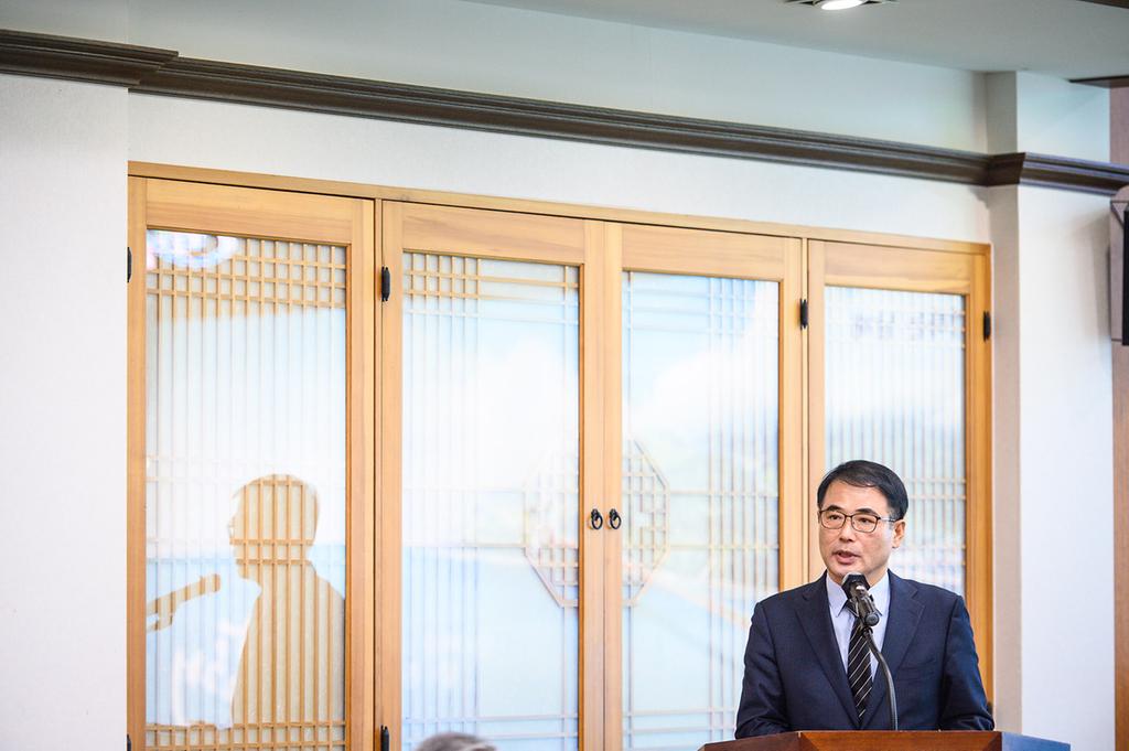 남해군청 회의실에서 행정동우회가 열렸다 인사말을 하고 있는 장충남 남해군수