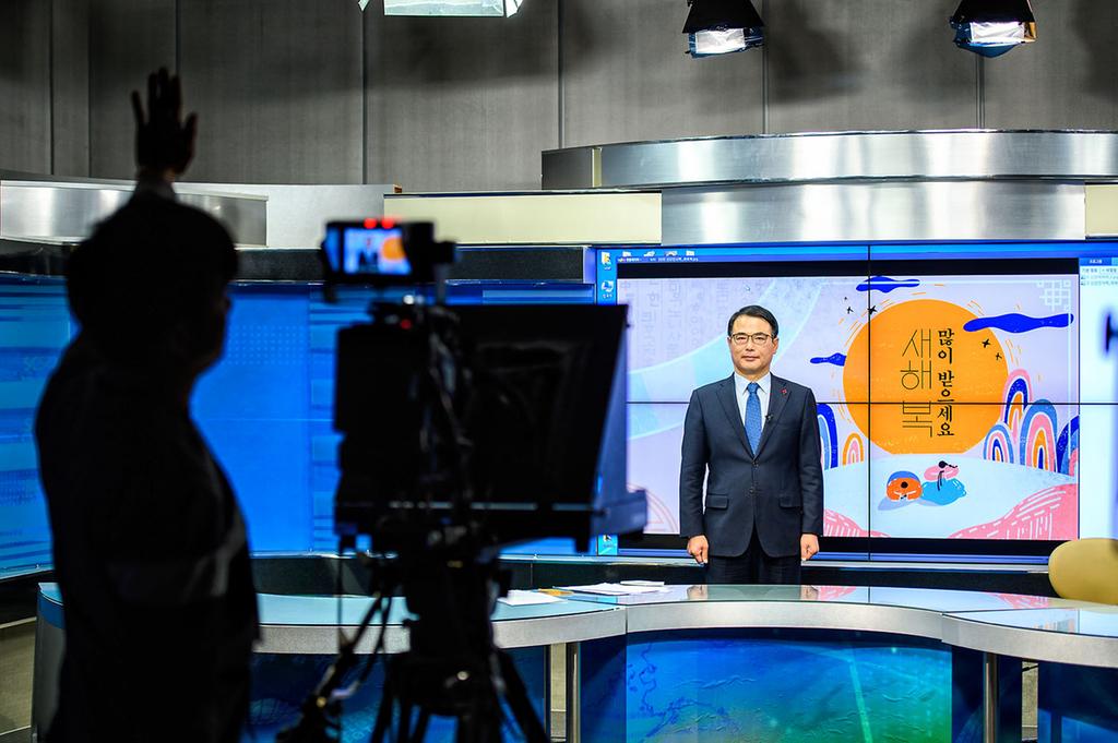 진주 서경방송 본사에서 2020년 새해인사를 녹화중인 장충남 남해군수