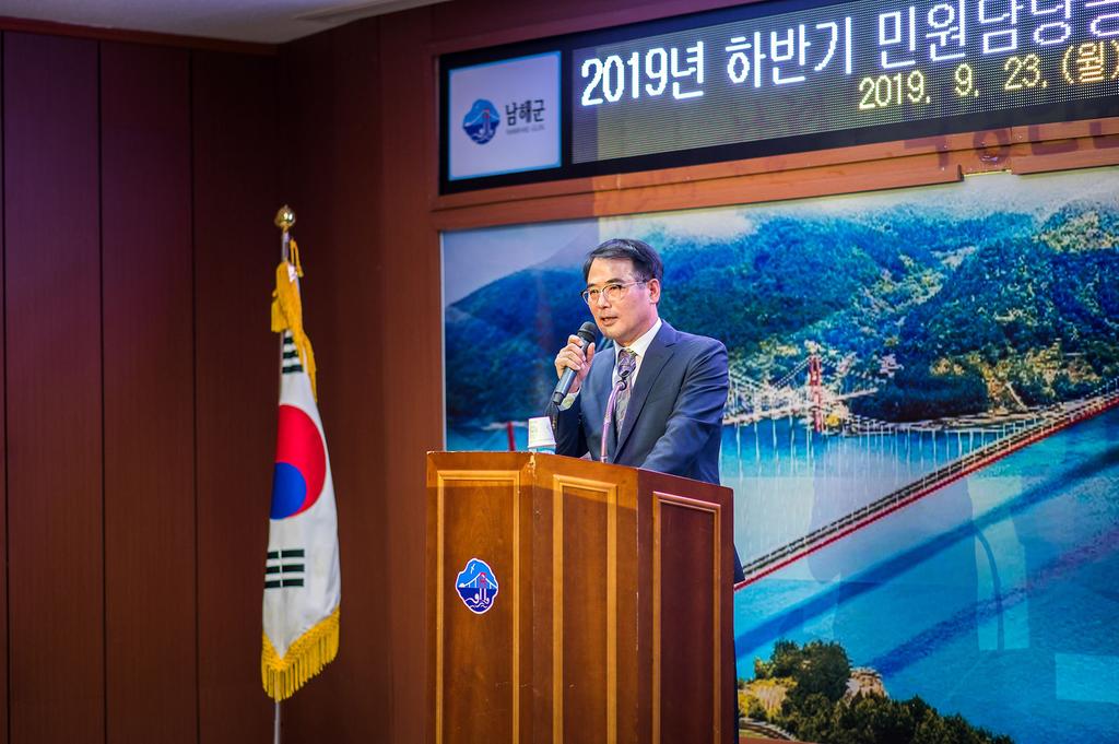 2019년 하반기 민원담당공무원 친절교육전 인사말을 하고 있는 장충남 남해군수