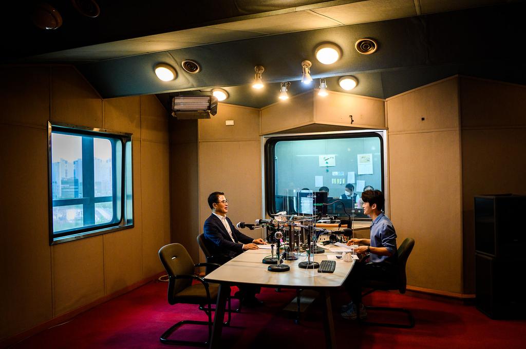 MBC경남에서 '좋은아침'라디오에 출연, 방송하고 있는 장충남남해군수
