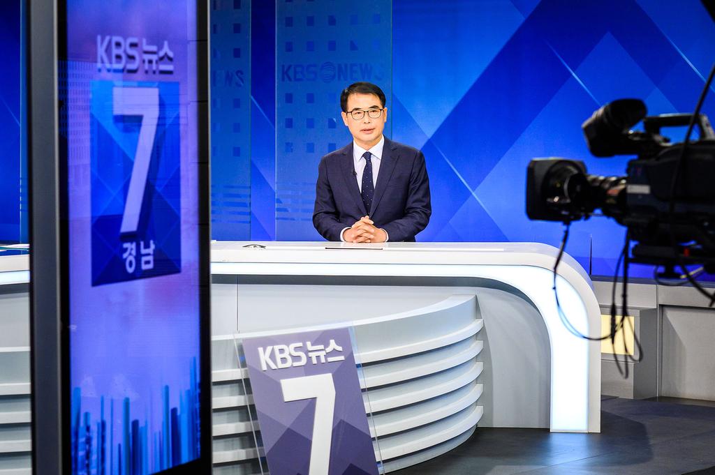  KBS 뉴스7 오늘경남 이슈대담에 출연, 방송을 하고 있는 장충남남해군수