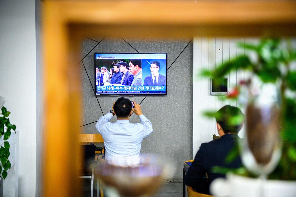  KBS 뉴스7 오늘경남 이슈대담 방송을 모니터링중인 홍보팀장과 비서진들