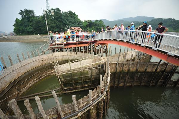 hangseon Bridge and Primitive fishing bamboo weirs