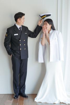 해군 정복을 함께 입고 찍은 웨딩 촬영 사진