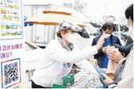 2022 남해군 방문의 해 기념품으로 선정된 감성남해를 담은 머그컵과 텀블러를 판매하고 있는 이혜령 씨