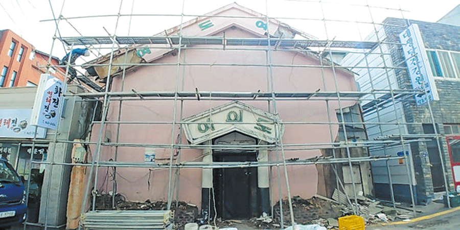 남해읍 소재 무도회장이었던 여의도 건물이 지난달 19일 철거공사를 시작한 모습이다.