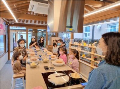 남해군 '도시재생 어린이 일일 클래스'가 지난 16일 청년센터 '바라'의 공유주방에서 열렸다.